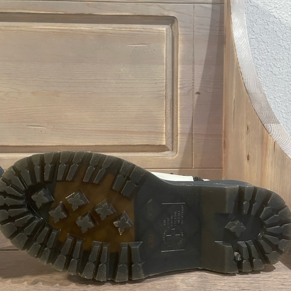 Dr. Martens Jadon Platform classic 8-Eye Boot - Picture 9 of 11